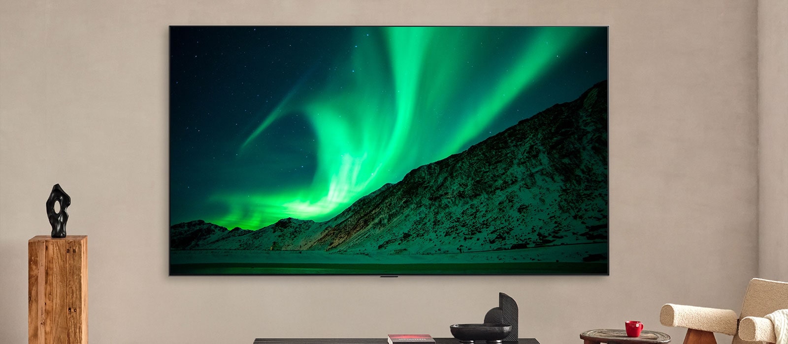 يظهر تلفزيون LG TV في غرفة معيشة عصرية في وضح النهار. الملصق: نهار. يضمن AI Brightness Control عرض صورة الشفق القطبي على التلفزيون بمستوى السطوع المثالي للإضاءة في الغرفة. 