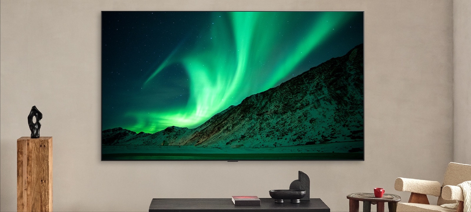 LG TV em uma sala de estar moderna durante o dia. O rótulo diz: dia. O AI Brightness Control garante que a imagem da aurora boreal na TV seja exibida com o nível de brilho perfeito para a luz do ambiente. 