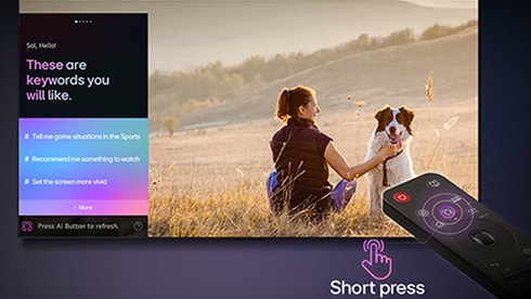 LG AI Magic Remote i bruk. Ett kort tryck på AI-knappen aktiverar AI-assistenten på OLED TV-skärmen, som sedan föreslår nyckelord.