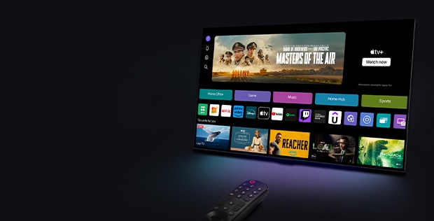 يعرض تلفزيون LG TV شاشة webOS الرئيسية بزاوية على خلفية. تعرض الشاشة الرئيسية فئات التصفح ولقطات من البرامج التلفزيونية. يشير جهاز التحكم LG Magic Remote إلى التلفزيون.